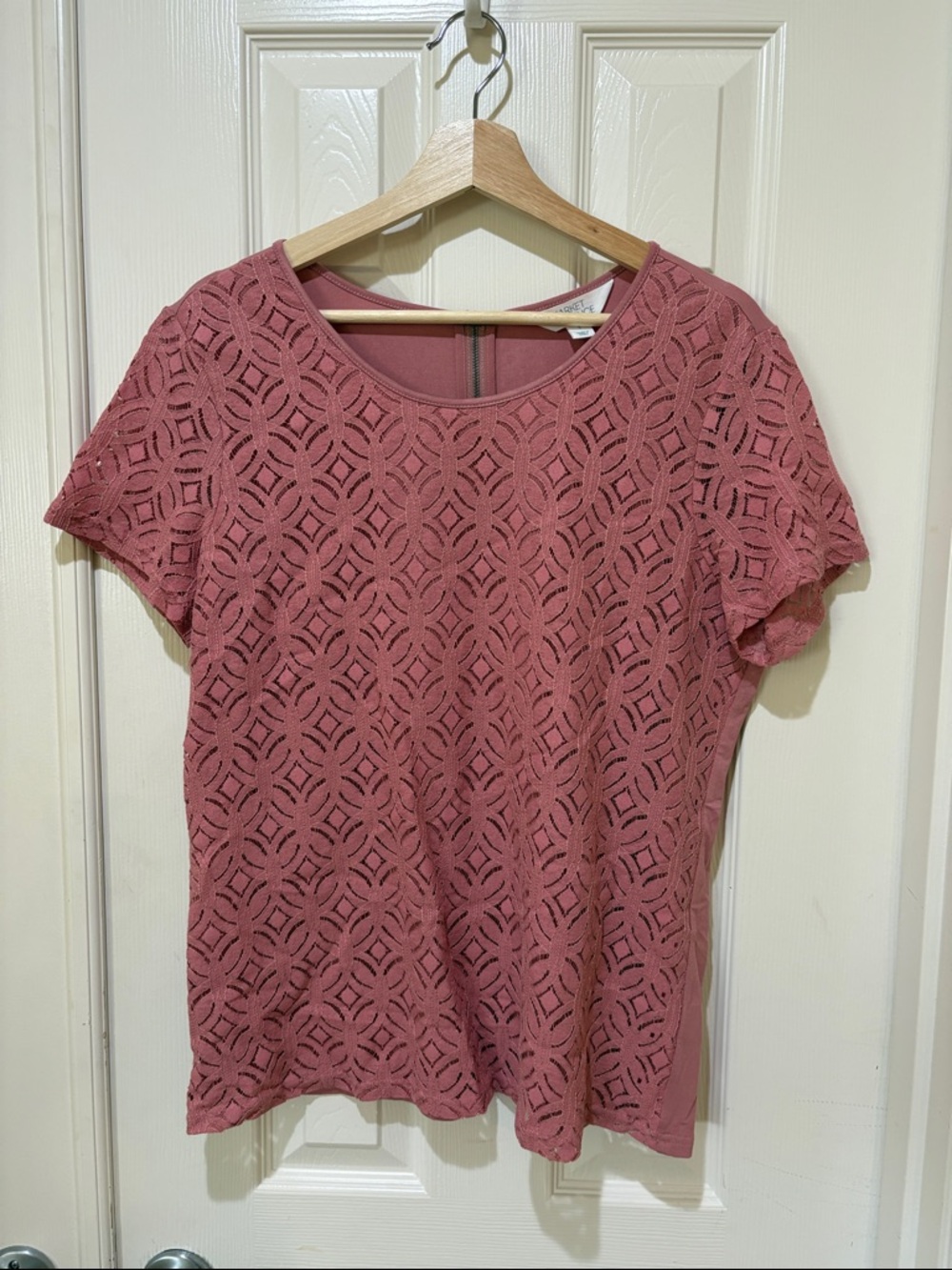 Market & Spruce Mauve Geometric Lace Short Sleeve Top